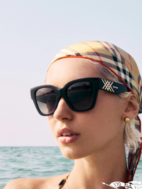 burberry newsletter: Iris Law in the sunglasses of the season